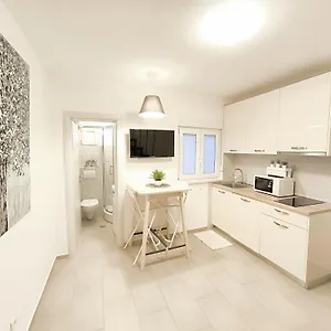 https://studio-apartment-room-niko.splithotels.org